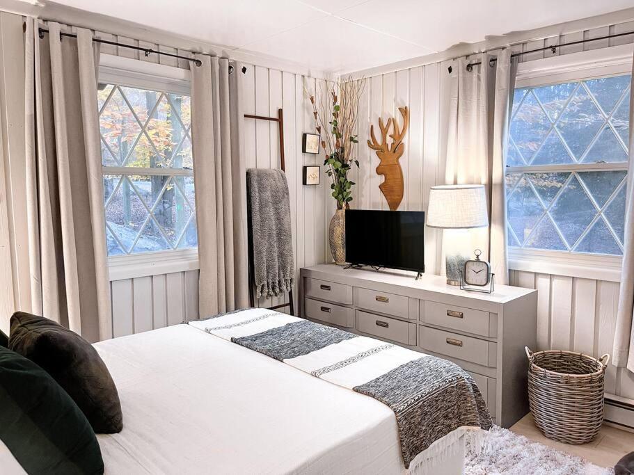 Stylish And Cozy Cabin, Walking Distance To Big Bass Lake Gouldsboro Eksteriør bilde